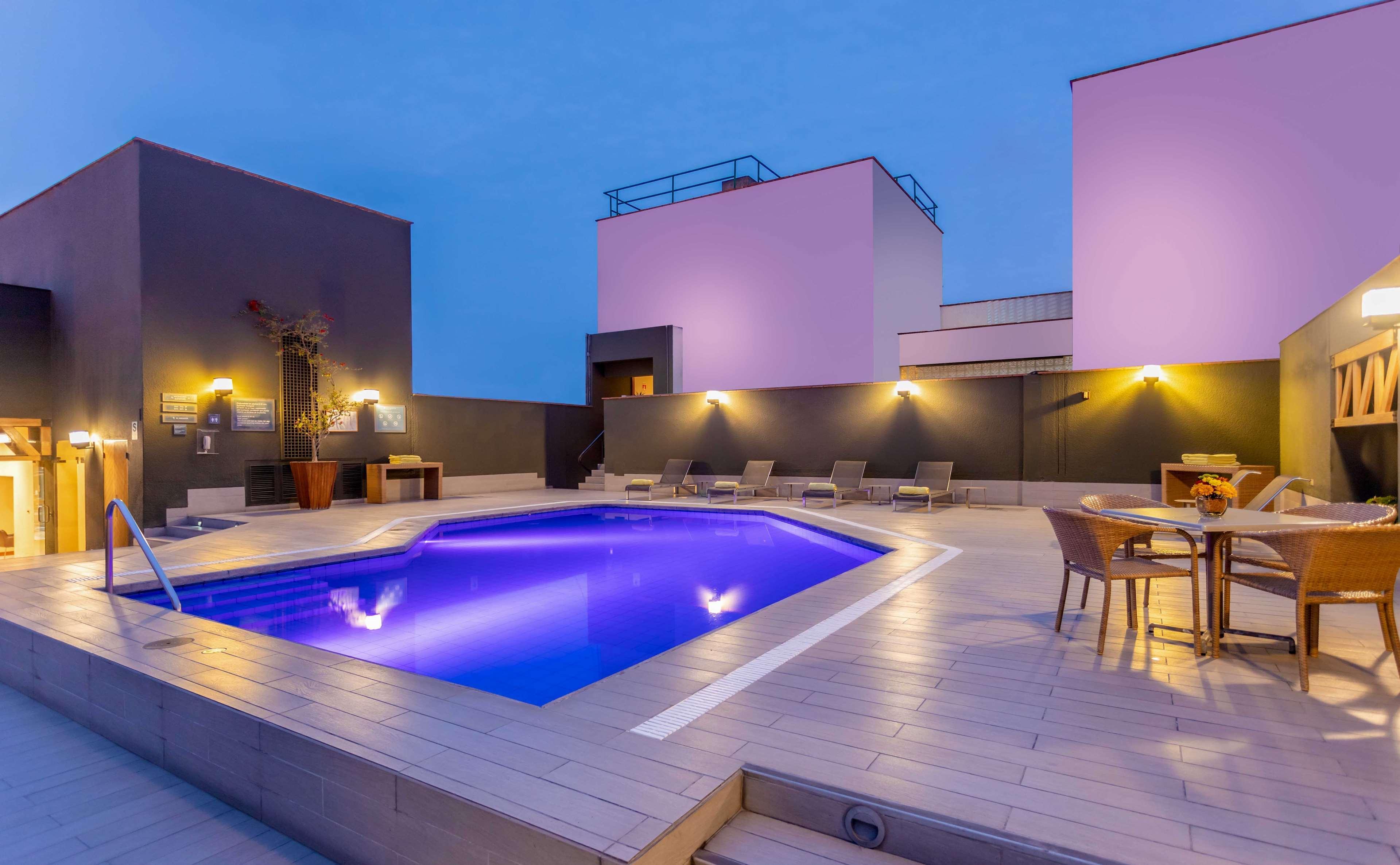 Sonesta Hotel El Olivar Lima Eksteriør billede Rooftop pool at the hotel